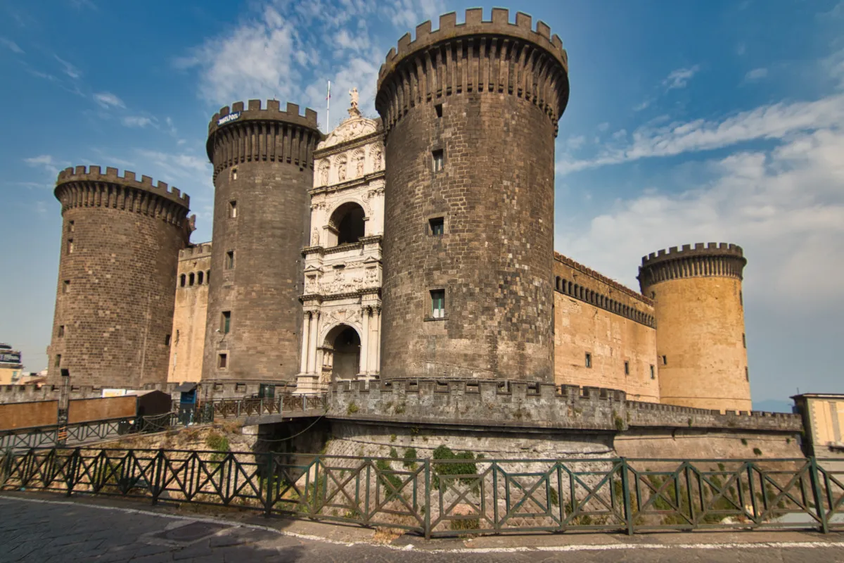 Luftansicht des Castel Nuovo mit Hafen und Vesuv